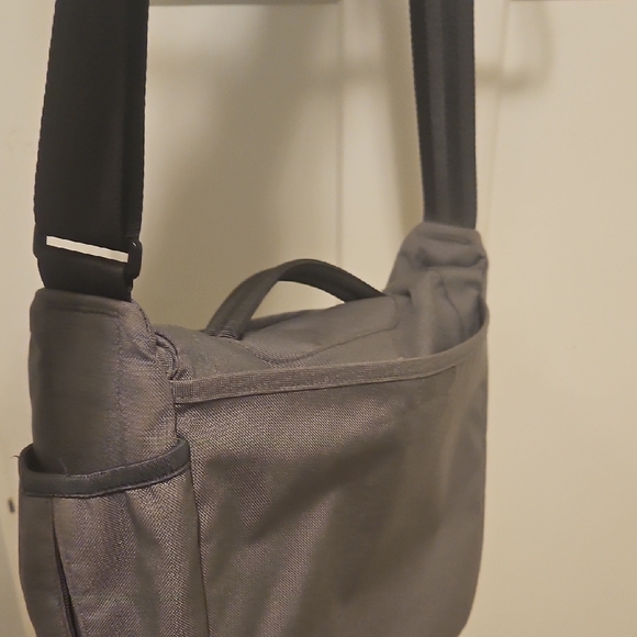 Patagonia Charcoal Messenger Bag with Red Accent - Picture 5 of 6